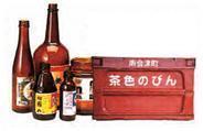 茶色のびん、と書かれた赤いコンテナと空きビンの写真