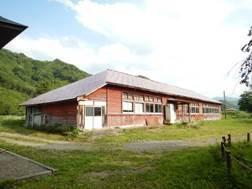 木造で建てられた旧中荒井分校の写真
