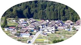 四方を山々に囲まれた集落の写真