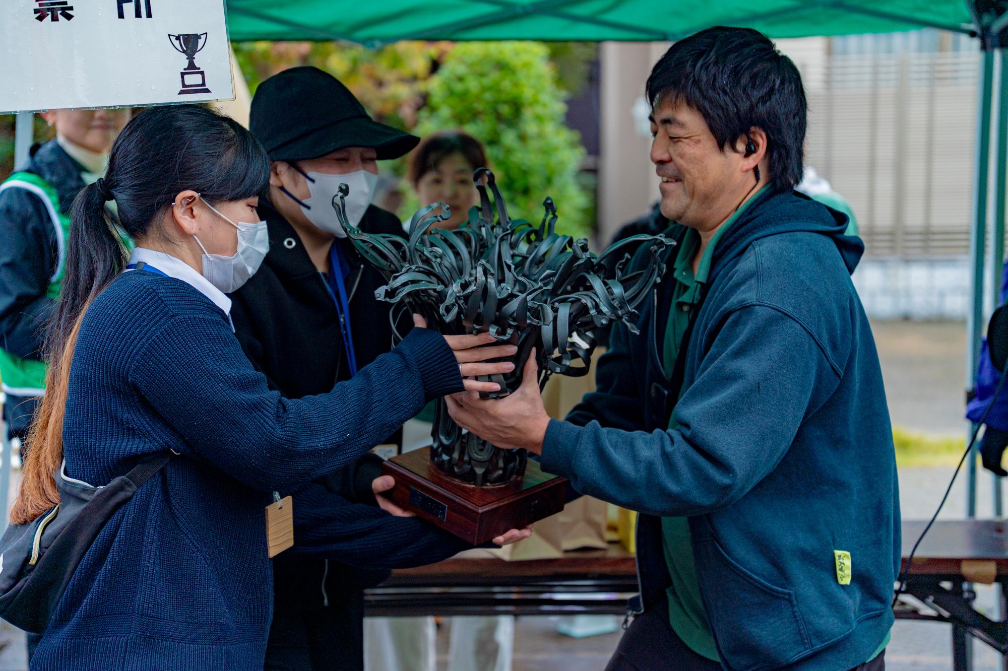 グランプリトロフィー授与の様子