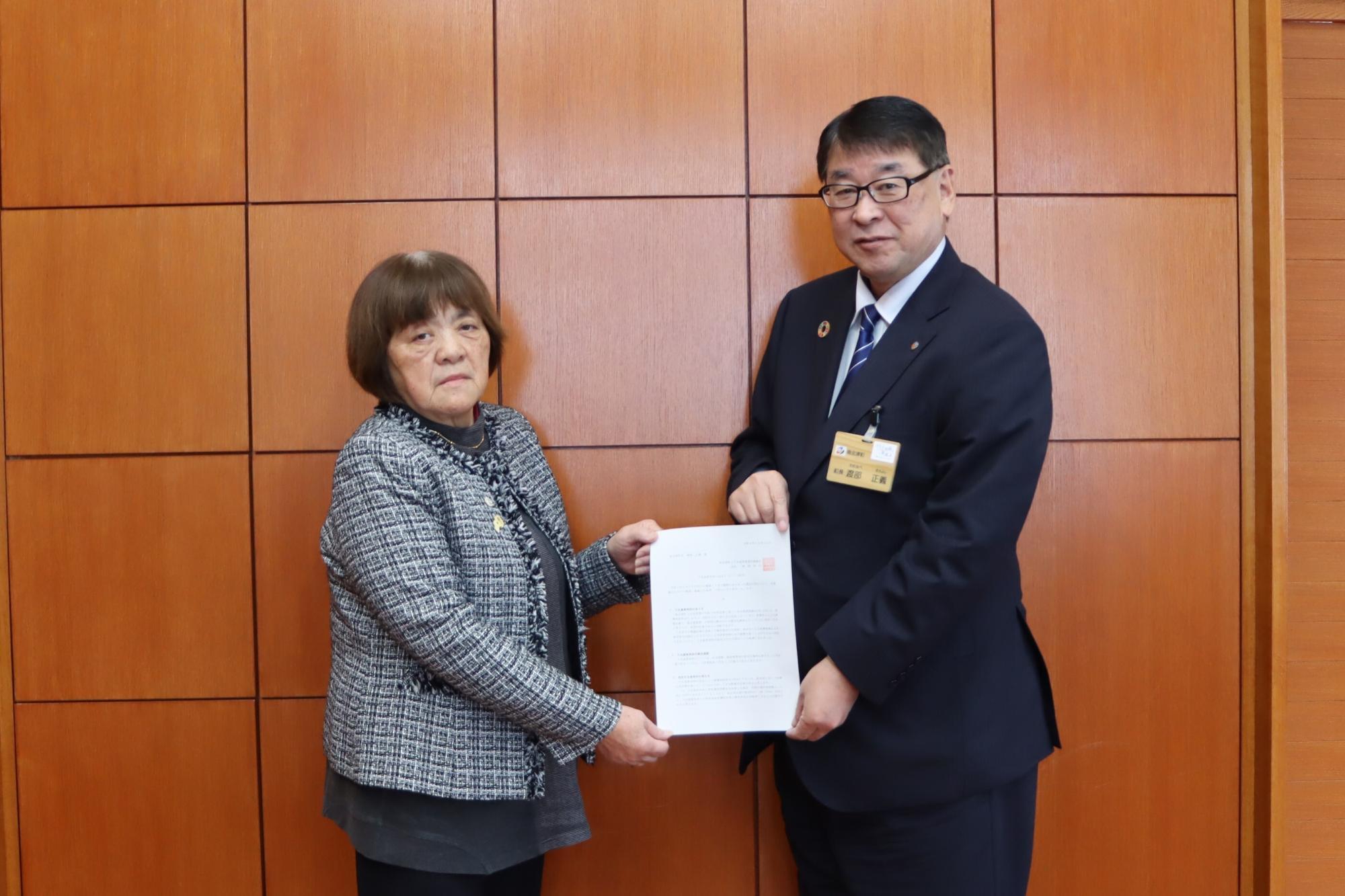 答申書手交の様子