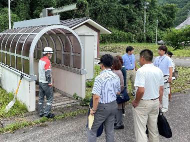第2回上下水道事業運営審議会での田島都市環境センター現地視察の様子