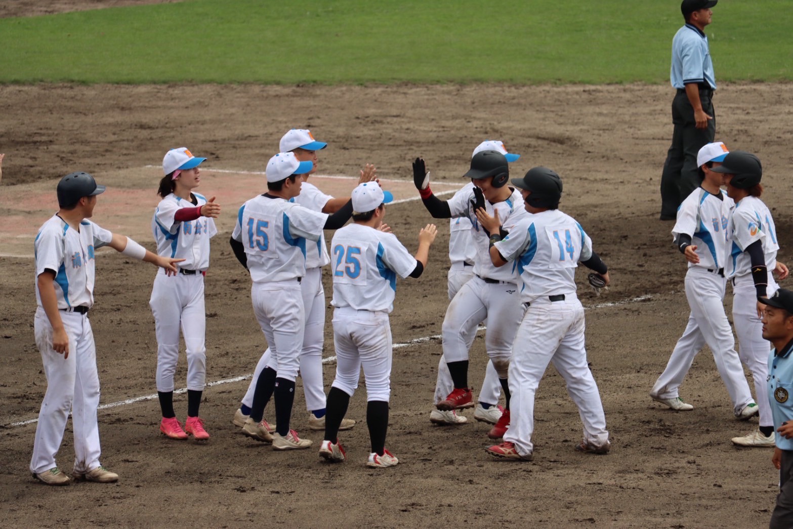 喜びを分かち合う選手たち