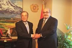大宅町長とアルメニア共和国大使館が握手する写真