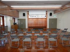 南会津町役場ミニコンサートと書かれた紙が前方の壁に貼られてあり、灰色のパイプ椅子が並べられてある会場の写真