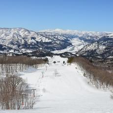辺り一面が雪で真っ白の南郷スキー場のゲレンデから雪山が見えている写真