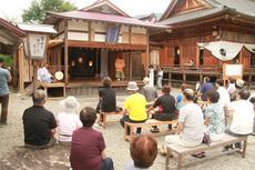 祇園祭成就奉賽神事を見に来た観客たちを後方から写した写真