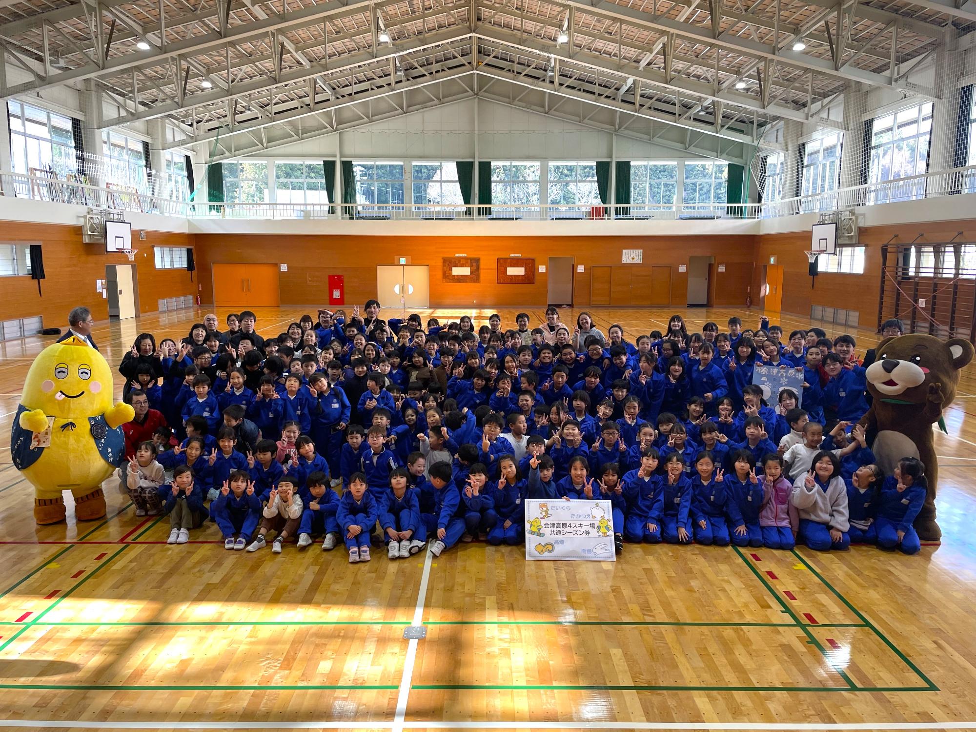 2025年4スキー場共通シーズン券贈呈式_集合写真